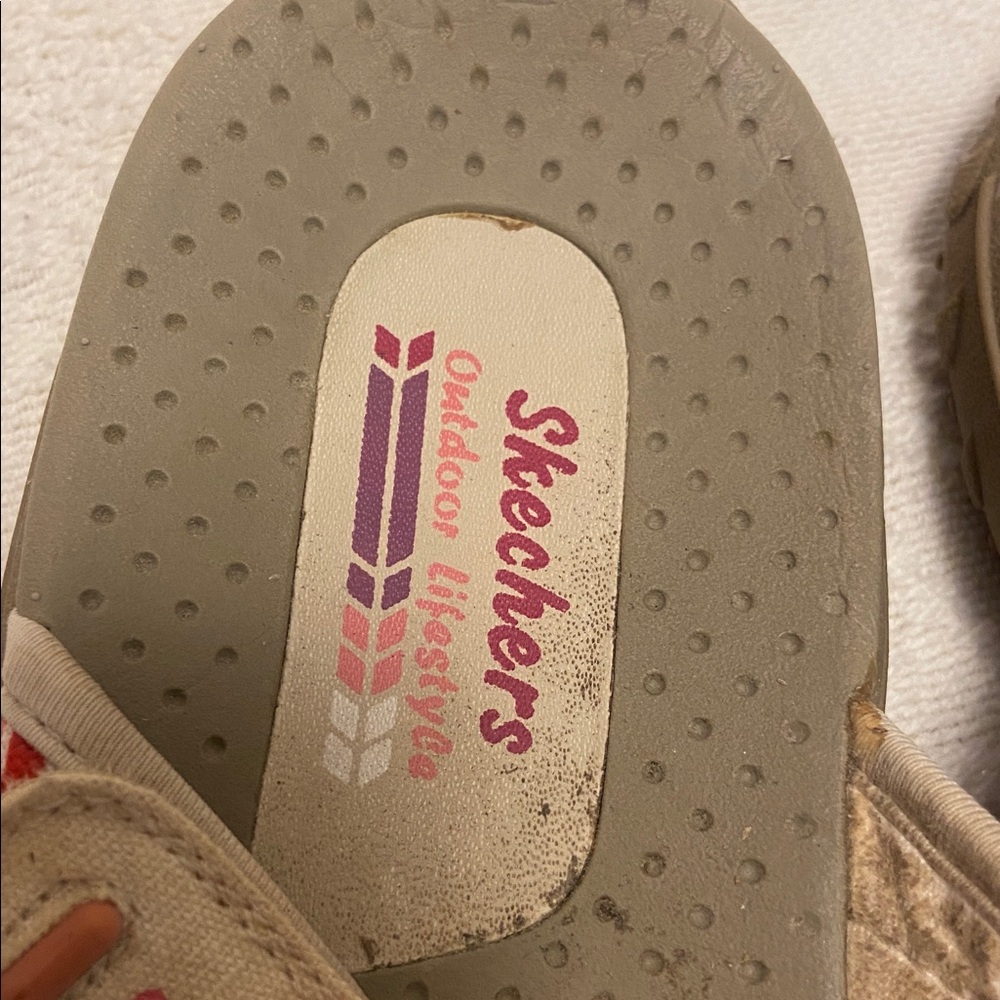Skechers Beige Sandals with Multicolor Chevron Straps - Picture 2 of 3